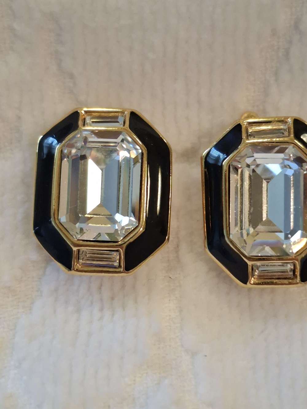 VINTAGE TRIFARI BLACK AND CLEAR GLASS CLIP EARRINGS